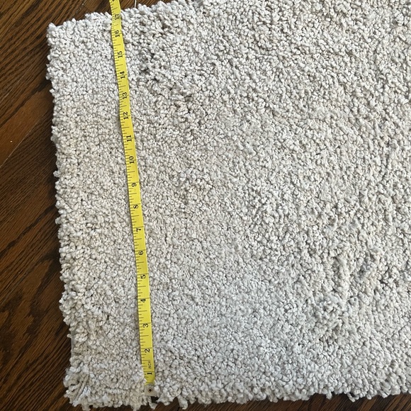 (1) 27.5inches x 17 inches Beige Shaggy Rug/Mat - Picture 4 of 5